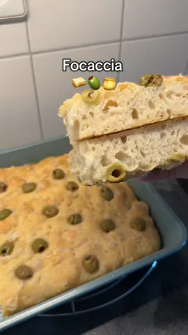 Focaccia recipe ⤵️🥪🫒🍯 Ingrediënten: - 550 g bloem (type 00) - 7 g gist (1 zakje) - 1 el honing - 420 ml lauwwarm water - 2 tl zout - 20 ml olijfolie (door het deeg) - 30–40 ml olijfolie (voor besmeren en afwerking, naar wens meer of minder) - ⁠Zeezout Bereiding: 1. Meng het lauwwarme water met de honing en de gist. Roer door en laat 5 minuten staan tot het begint te schuimen. 2. Voeg de bloem, het zout en 20 ml olijfolie toe. Meng alles kort door elkaar tot een plakkerig deeg (hoeft niet lang gekneed te worden). 3. Dek af en laat 25 minuten rusten. Sla het daarna kort om. Herhaal dit 2 of 3 keer met steeds 25 minuten rust ertussen. 4. Besmeer daarna de kom en het deeg met wat olijfolie. Vouw het deeg tot een bol, dek goed af en zet het een nacht in de koelkast. 5. Haal het deeg de volgende dag uit de koelkast en laat het 2 uur op kamertemperatuur komen. 6. Vet een bakvorm of ovenschaal goed in met olijfolie en leg het deeg erin. Laat nog 20 minuten rusten. 7. Besmeer je handen met olijfolie en ook over het deeg (ongeveer 20/30 ml) en druk met je vingers gaten in het deeg. 8. Toppings naar wens (bijv. rozemarijn, olijven en/of zeezout). 9. Bak in een voorverwarmde oven op 200 °C. gedurende 20–25 minuten, tot de focaccia goudbruin is. #EasyRecipes #Foodie #foodtiktok #focaccia #EasyRecipe 