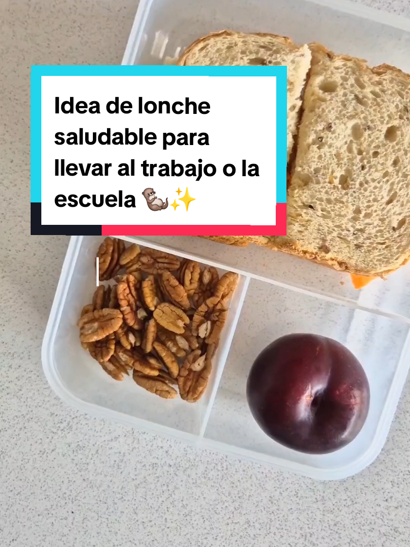 Idea de lonche saludable para llevar al trabajo o la escuela 🦦✨️: Sandwich 🥪: 🌟 2 rebanadas de pan integral 🌟 Queso panela 🌟 Pechuga de pavo 🌟 Láminas de pepino 🌟 Láminas de zanahoria Aderezo 🥫: 🌟 Yogurt griego s/a 🌟 Chipotle Complementos 🍏: 🌟 1 fruta de elección (yo agarré ciruelas porque es una fruta de temporada y facil de transportar. 🌟 Nueces de elección (para tener una fuente de grasa insaturada) #lonchesaludable #lonche #sandwich #sandwichsaludable #nutriologa 