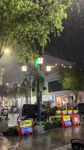 Malioboro+Hujan🌧️ Gada Obat       #jogja #jogja24jam #malioboro #jogjaistimewa #vibes 