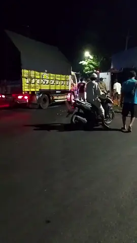 laka pick up cabe vs kontainer 20 september 2025 di jln pantura pertigaan panarukan, situbondo.kabarnya sopir/keneknya masih terjepit di dalam.hati