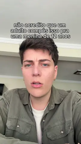 todo mundo usou em edits fofos e declarações de amor 💔 só que agora veio à tona uma história pesada o cantor d4vd (lê-se “david”) está sendo investigado após o corpo de uma adolescente de 15 anos chamada celeste rivas ser encontrado no porta-malas de um carro registrado no nome dele, em setembro de 2025 celeste estava desaparecida desde abril de 2024, quando tinha 13 anos. amigos e registros de vídeos e mensagens sugerem que ela e d4vd já se relacionavam nessa época, e até tinham tatuagens combinando 🤢  o detalhe que deixou tudo ainda mais sombrio: muita gente apontou que a garota que aparece no clipe lembra muito a própria celeste 😳 as autoridades seguem investigando. ainda não há confirmação oficial sobre o envolvimento direto dele na morte, mas os rumores em volta da letra, do clipe e da suposta relação dele com uma menor de idade faz a gente suspeitar bastante