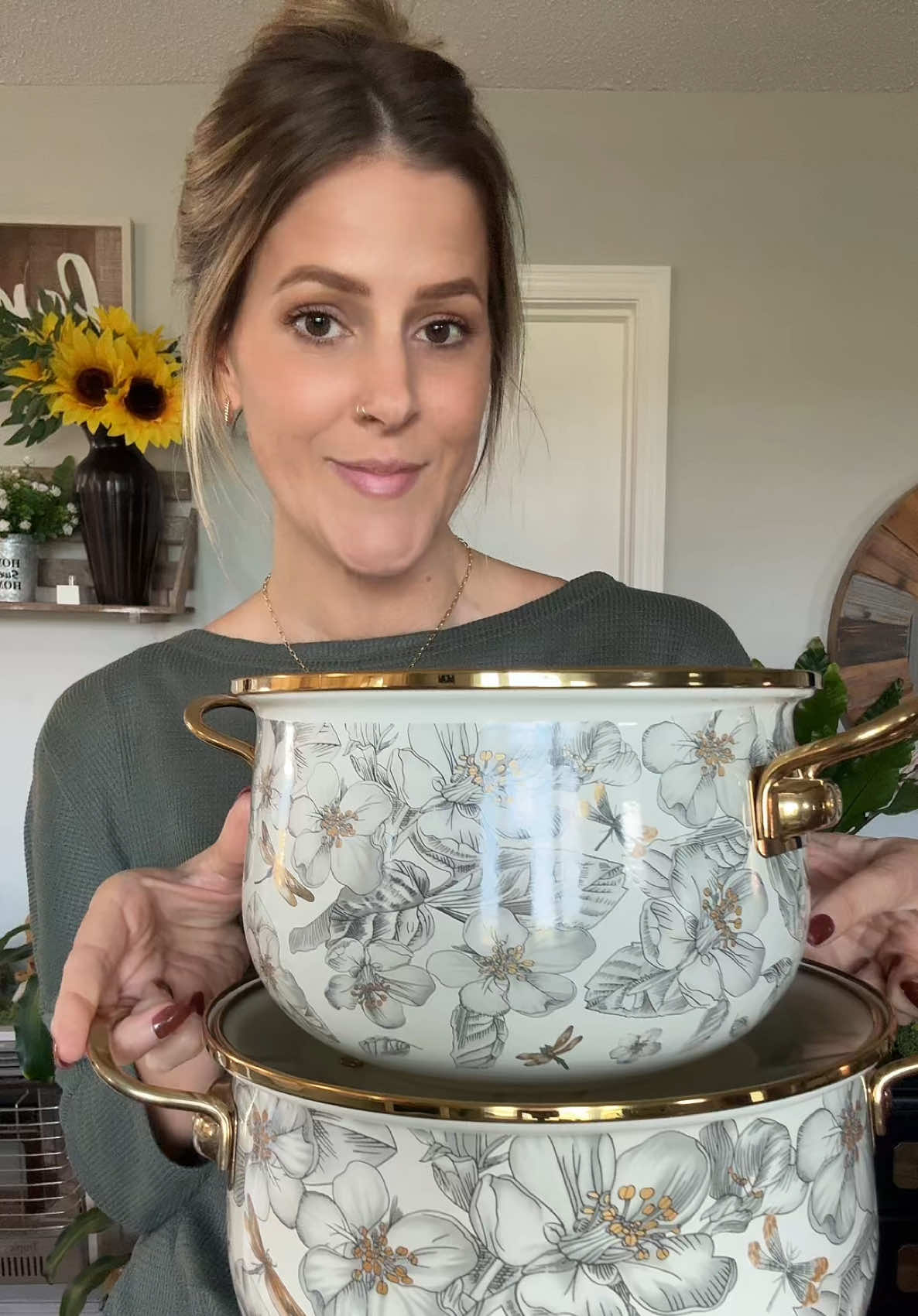 The most perfect soup pots! Save this for your gift list! #souppot #pots #cookware #cookwareset #soup 