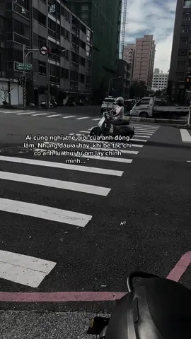 Ai cũng nghĩ, thế giới của anh đông lắm. Nhưng đâu ai hay, khi bế tắc chỉ có anh lủi thủi tự ôm lấy chính mình....