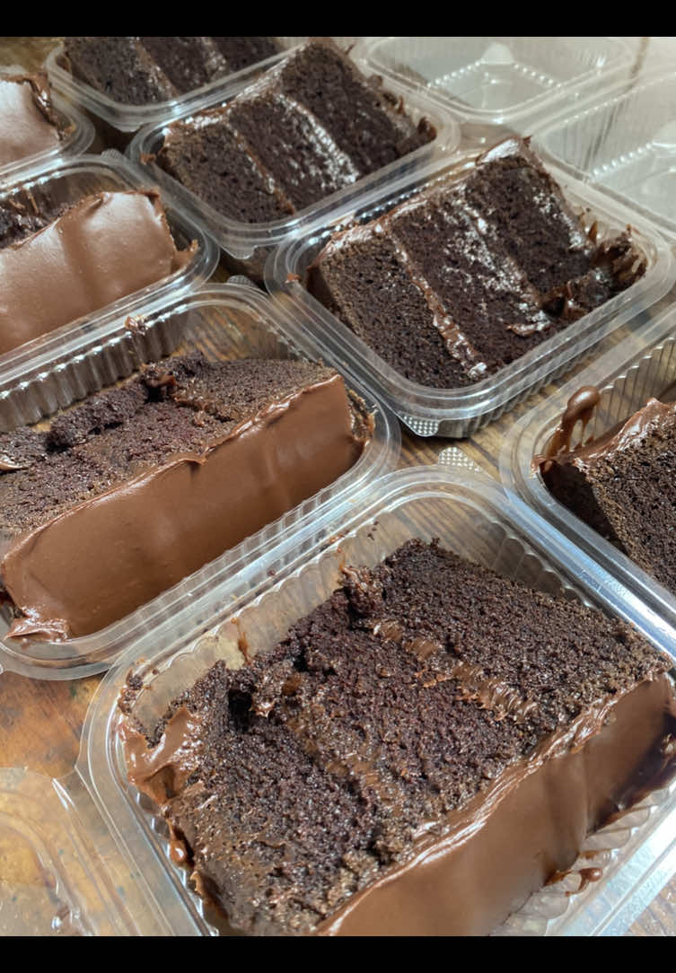 Crema Bariloche 🤎✨ - 485gr de gotas chocolate bitter (cobertura) - 700gr de dulce de leche / arequipe  - 250gr de margarina sin sal (también puedes usar mantequilla)  - 110gr de crema de leche para batir  👀 Importante: Para la textura estable y cremosa de la crema, debes dejarla reposar lo suficiente!  🚀 La uso para relleno, cobertura y mangueado    #chocolate #recetas #reposteria #fyp #paratii 