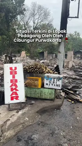 Jadi Gini Wargi... Dini Hari Sabtu 20/9/25 sekira pukul 01.00 WIB. Telah terjadi Kebakaran di Lapak Pedagang Jl. Cibungur Purwakarta (Depan Lapang Cibungur). Menurut keterangan Warga, Kebakaran diduga dipicu dari kebocoran Gas di salah Satu Lapak Kemudian menimbulkan Apo yang cepat menyebar ke Lapak lainnya. Merespon peristiwa tersebut, Bupati Purwakarta @omzein_bupatiaing langsung datang ke Lokasi Kebakaran dan Berjanji Kepada Warga untuk membangun kembali Lapak Pedang dengan memperbaiki Bangunan dan Estetika Bangunan. Sekitar 17 Lapak Pedagang Oleh Oleh Cibungur Terdampak dan kerugian yang dialami mencapai Ratusan Juta Rupiah. #infopurwakarta #infopurwakartaterkini #purwakarta #kebakaran #cibungur 