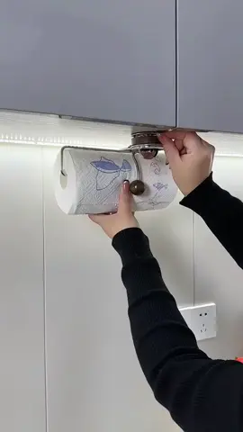 🧻 Wall-Mounted Paper Towel Rack = Game Changer! 🙌 🧻 Fits all sizes of rolled paper towels & rags 🔒 Round ball holds the edge firmly after tearing 🧲 Strong suction cup—no drilling, no damage 🔄 Easy to move & reposition anytime 🍳 Perfect for cabinets, tiled walls, or any kitchen spot #KitchenHack #HomeOrganization #PaperTowelHolder #SpaceSaver #SmartHome