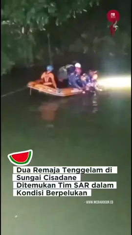 Dua remaja, Muhammad Zulfikar (14) dan Rizky Saputra (14), ditemukan meninggal dunia setelah tenggelam di Sungai Cisadane, Kota Bogor, Jumat (19/9/2025) malam. Kepala BPBD Kota Bogor, Dimas Tiko, mengatakan kedua korban berhasil dievakuasi tim SAR gabungan sekitar pukul 20.00 WIB. “Alhamdulillah, operasi SAR ditutup pukul 20.44 WIB setelah kedua korban ditemukan,” ujarnya. Momen haru terjadi saat tim penyelam menemukan Fikar dan Raja berpelukan di kedalaman tiga meter, hanya 5–10 meter dari lokasi awal mereka bermain. Diduga keduanya saling berusaha menolong sebelum terseret arus deras. Peristiwa bermula ketika lima remaja bermain di sekitar sungai. Dua korban mencoba menyeberang, namun kelelahan saat kembali. Upaya teman mereka menolong juga gagal. Dimas mengimbau orang tua lebih waspada mengawasi aktivitas anak-anak. “Daerah aliran sungai bukan tempat bermain, apalagi saat cuaca ekstrem,” tegasnya. Kedua jenazah sudah diserahkan ke keluarga untuk dimakamkan.