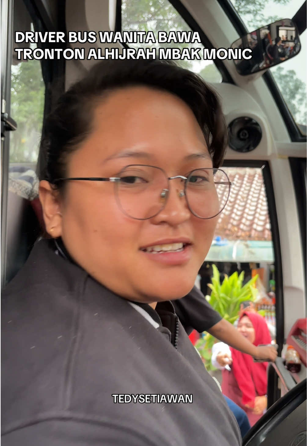 Driver bus permpuan bawa tronton nya Po alhijrah mbak monic