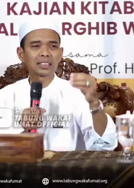 bismillahirrahmanirrahim  allahumma sholli 'ala sayyidina muhammad wa 'ala ali sayyidina muhammad 🤲 Saya tanya nih, *kita istighfar sendiri sama Allah dengan kita berwasilah menggunakan sholawat,* kira-kira mana yang paling utama? dua-duanya utama, tapi kalau kita mau dilihat mana *yang berpotensi diterima, itu sholawat.* Kenapa? Kalau kita istighfar langsung kepada Allah *ya Allah... Ampuni dosa saya, bagus,* langsung hubungan, tapi Allah masih melihat ketulusan hati kita, karena *ada yang istighfar cuma di lisan gak nyampai ke hatinya,* contohnya habis sholat tuh, banyak yang saya perhatikan seringkali istighfarnya dilisan saja, astaghfirullah-astghfirullah, *liat handphone astaghfirullah, cuma dilisan, belum tentu diterima.*  Tapi kalau *anda bersholawat pada Nabi, atas dasar cinta Allah kepada Nabi* walaupun anda belum tulus sholawatnya baru keluar dari lisan, tapi karena Kalimat tuh keluar *menggunakan nama Nabi dan dengan cinta Allah kepada Nabi dapat anda sepuluh kebaikan.*  > Saluran Ust Adi Hidayat.  #ustadzabdulsomad #zikir #sholawat #fy #fyppppppppppppppppppppppp 