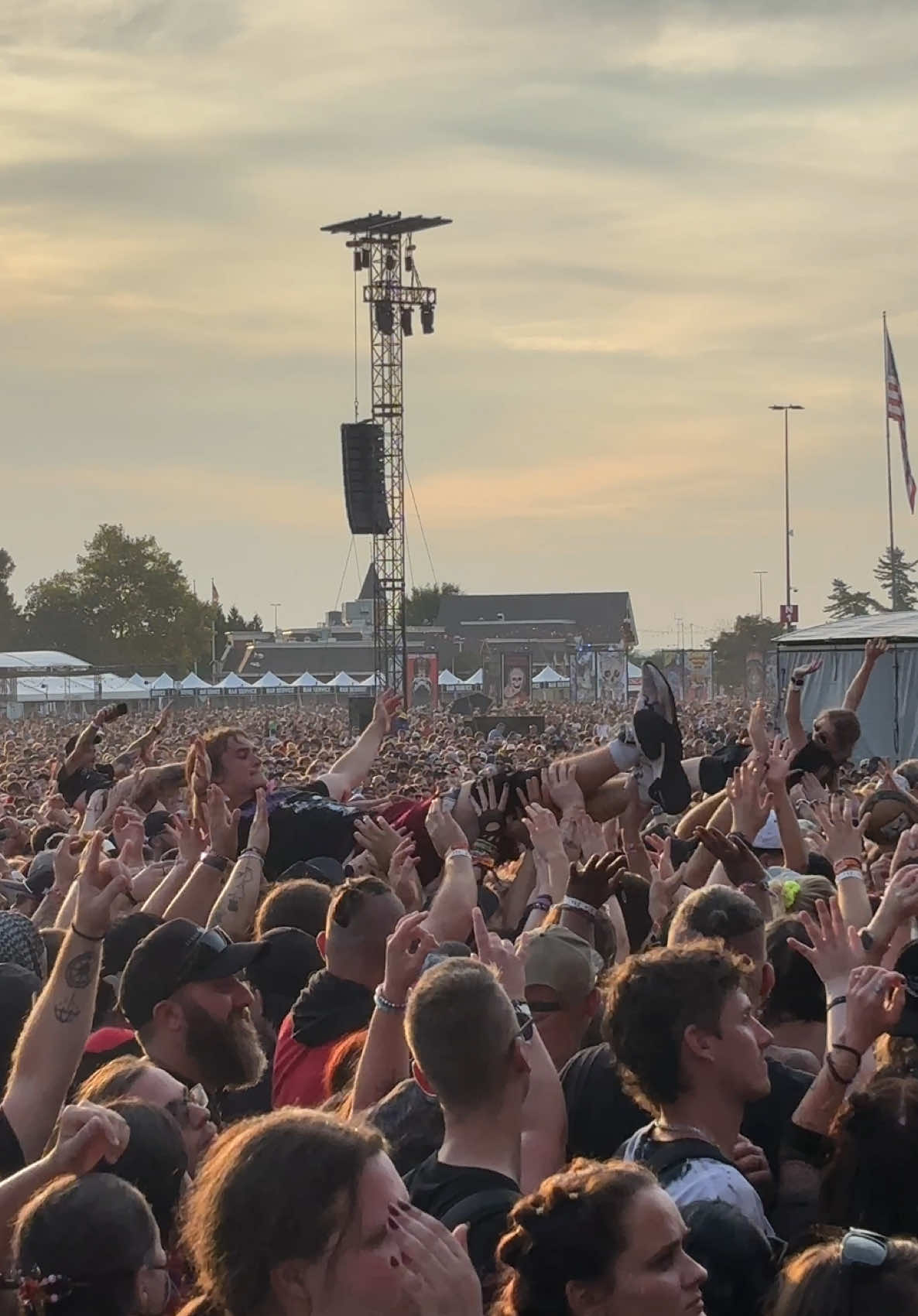 😂🏄‍♂️ #louderthanlife #crowdsurf 