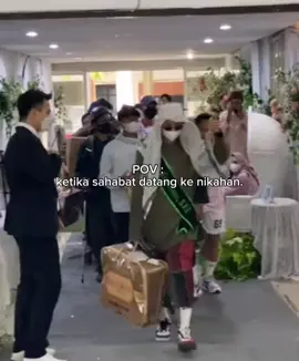 ketika temen kelas/ kerja datang ke kondangan, kostum nya aneh aneh #menikah #bestfriend #viral #fyp 