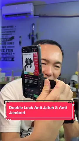 Nikmati perjalanan lebih tenang dengan holder HP serbaguna yang bisa dipasang di motor maupun sepeda. Didesain kuat dengan double lock system agar ponsel tetap stabil meski melewati jalan bergelombang. 🔥 Fitur Unggulan: 	•	🔒 Double Lock Anti Jatuh & Anti Jambret 	•	📐 360° Adjustable Angle – bisa diputar sesuai kebutuhan 	•	🛡️ Anti-shock & Anti-vibration – mengurangi getaran saat berkendara 	•	🧩 Thickened Silicone Pad – melindungi ponsel dari goresan 	•	⚡ Mudah Dipasang – cocok untuk berbagai jenis motor & sepeda  #HolderMotorAntiJatuh #HolderSpionMotor #AksesorisMotor #SafetyRiding #HolderAntiJambret 