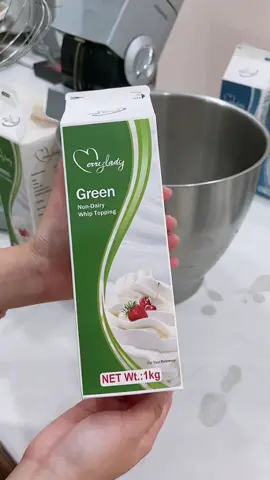 Kem Green là dòng kem chịu nhiệt, là sp bán chạy nhất của HiRoad tại các quốc gia nóng. Kem giữ form tốt ngay cả trong điều kiện nhiệt độ môi trường cao. Kem có vị trái cây diu nhẹ, ít ngọt #merryladygreen #hiroad #yeubanh #whiptopping  @TopTaste HiRoad VN  @TopTaste HiRoad VN  @TopTaste HiRoad VN 