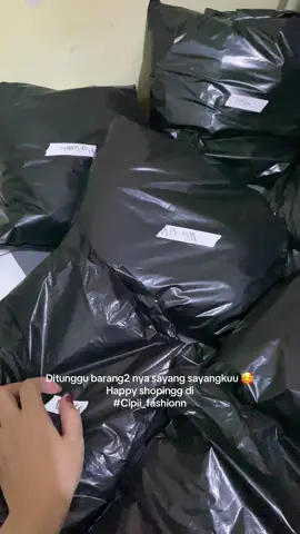 Yang mau belanja baju dress croptop  boleh gabung di live ya 🥰😍#cipii_fashion 