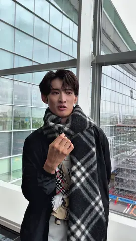 #SnowMan #向井康二 のスーツケースの中身は？ #Burberry のロンドンショーへ向かう姿を空港でキャッチ！ #LFW #Vogueコレ