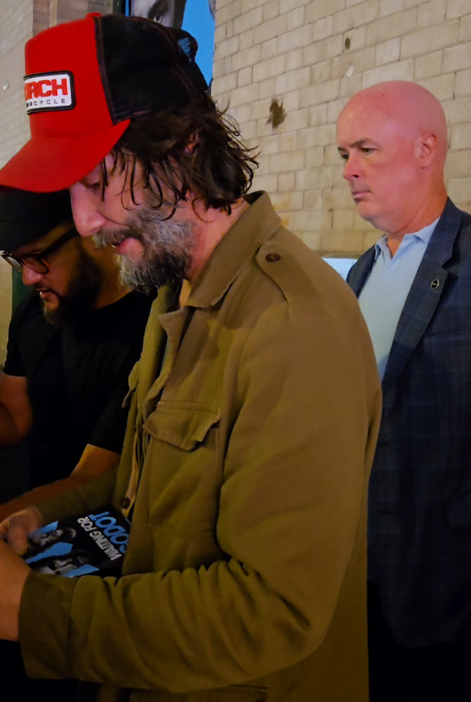 Keanu Reeves suggests to only sign playbills and no selfies allowed to accommodate everyone #keanureeves 