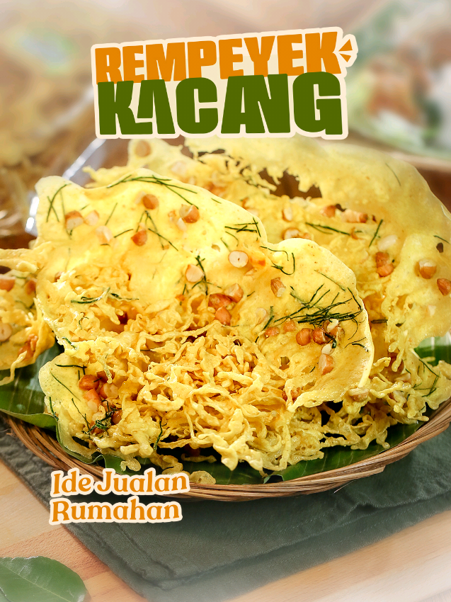 Bukan cuma camilan biasa, rempeyek kacang ini adalah bagian dari cerita. Renyahnya bukan main, kacangnya padat, dan setiap gigitannya selalu bikin kangen suasana makan bareng keluarga. ✨REMPEYEK KACANG✨ Resep Rudy Choirudin Bahan : - 250 gr Tepung Beras - 350 ml Larutan Santan - 1 butir Telur - 1 sdt Garam - 1 sachet Desaku Marinasi - 2 sdt Desaku Bawang Putih Bubuk - 10 lembar Daun Jeruk (rajang halus) - 100 gr Kacang Tanah (potong 2 bagian) CARA MEMASAK 1. Campur semua Bahan (tepung beras, garam, Desaku Marinasi, Desaku Bawang Putih Bubuk, daun jeruk, telur, santan, dan kacang tanah, aduk rata hingga kalis. 2. Goreng adonan dengan cara mencecerkannya ke sisi pinggiran wajan, kemudian sambil disiram dengan minyak panas. 3. Goreng hingga matang dan berwarna kuning kecokelatan. #simplerudy #masaksatset #masakdirumah #idejualan #hackmasak 