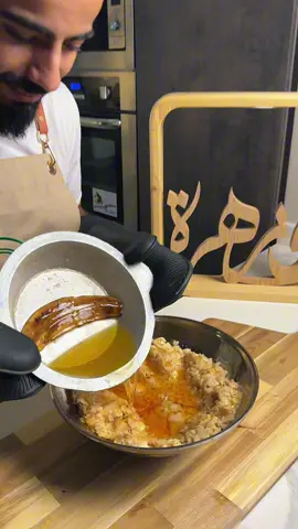 �😋 المرسة الجنوبية الأصيلة ✨ المقادير 👇 	•	🥣 كوبين دقيق 	•	💧 كوب موية (أو كوب إلا ربع حسب القوام) 	•	🧂 رشة ملح 	•	🫒 ملعقتين زيت الطريقة 👨‍🍳: 	1	نعجن المقادير مع بعض لحد ما تصير عجينة ما تلصق باليد 👍. 	2	نقسمها ونفردها. 	3	على صاج حار 🔥 نحط شوية زيت وننزل العجينة تتحمر. 	4	نفرمها بمحضرة الطعام أو نقطّعها باليد 👌. 	5	نضيف الموز 🍌 ونمرسها مع بعض. 	6	آخر لمسة 👏: نصب عليها السمن والعسل 🍯🧈 (والسمن مسخن مع قشر الموز عشان يعطي نكهة أقوى). وبالعافية على كروشكم 🤤✨ #الشيف_ابو_زهرة #اكسبلور #اكسبلور_explore #foryou #اكلات_شعبية المرسة الجنوبية سمن عسل 