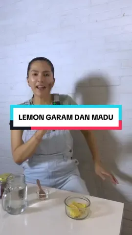 Garam dan Madu bukanlah sebuah lagu, emang beneran kalo garam + madu ditambah lemon bisa jadi elektrolit alami tubuh kamu. Daripada minum minuman kemasan pengganti ion tubuh. Mendingan menghidrasi tubuh lewat campuran Lemon Gardu ini. Abis olahraga minum ini seger banget sih jon! Gas lah sambil dengerin lagunya - Garam dan Madu 😀 #tips #chefchitra