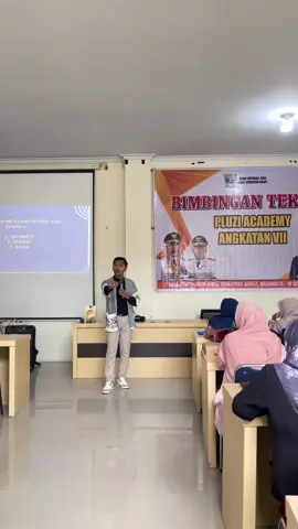 Pemateri Public Speaking Pluzi Academy untuk Ibu Bapak Pelaku UMKM #publicspeaking #publicspeakingpadang #publicspeakingsumbar #ahlipublicspeaking 