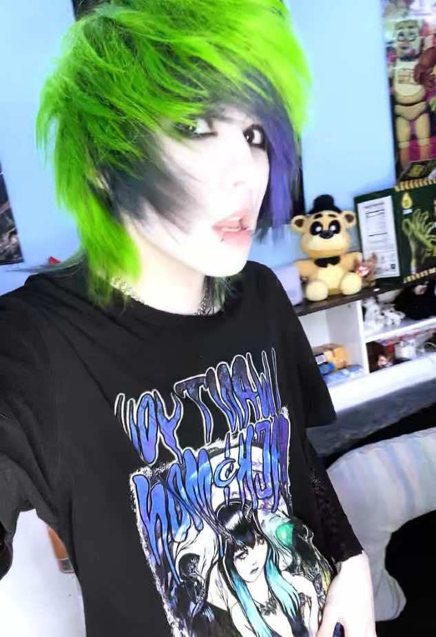 whyd i lip sync like that O.o #emo #emoboy #emostyle #scenemo #fyp 