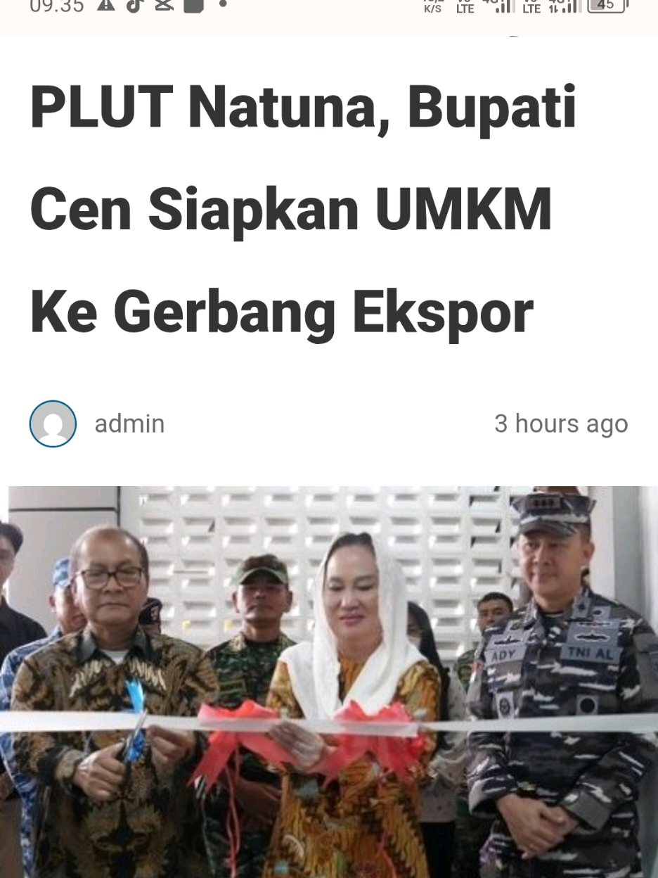 PLUT Natuna Diresmikan, UMKM Perbatasan Didorong Naik Kelas Natuna – Bupati Natuna Cen Sui Lan bersama Sekretaris Kementerian Koperasi dan UMKM RI, Arif Rahman Hakim, meresmikan Gedung Pusat Layanan Usaha Terpadu (PLUT) Koperasi dan UMKM Natuna di Komplek Masjid Agung Baitul Izzah, Ranai, Jumat (19/9). Cen Sui Lan menegaskan, kehadiran PLUT menjadi simbol perhatian pemerintah pusat terhadap daerah perbatasan. “UMKM adalah tulang punggung ekonomi daerah. Dengan adanya PLUT, saya optimistis UMKM Natuna bisa naik kelas, berdaya saing, bahkan menembus pasar internasional,” ujarnya. Ia mengajak seluruh pihak berkolaborasi meningkatkan kualitas dan produktivitas produk unggulan daerah.  “Hanya dengan kerja sama lintas sektor, kesejahteraan masyarakat Natuna bisa semakin terangkat,” katanya. Sementara itu, Sekretaris Kementerian UMKM Arif Rahman Hakim menyebut pembangunan PLUT Natuna sejalan dengan RPJMN dan Renstra Kementerian UMKM 2025–2029.  “Natuna punya potensi besar, apalagi sebagai daerah terluar. PLUT harus menjadi pusat layanan, pembinaan, sekaligus pemasaran produk UMKM, termasuk membuka akses ekspor,” ujarnya. Arif menambahkan, kementerian juga menyiapkan lembaga pemasaran yang siap menghubungkan produk Natuna ke pasar nasional maupun global. “Kami berharap PLUT benar-benar menjadi rumah bersama bagi pelaku UMKM Natuna untuk belajar, berkembang, dan memperluas pasar,” katanya. Acara peresmian dihadiri unsur Forkopimda, OPD, instansi vertikal, pelaku UMKM, tokoh masyarakat, hingga organisasi kemasyarakatan. Prosesi ditandai dengan penandatanganan prasasti, pengguntingan pita, tepung tawar, dan doa bersama yang dipimpin Lembaga Adat Melayu (LAM) Natuna. #UMKM #Natuna #PLUT #EkonomiPerbatasan #censuilan