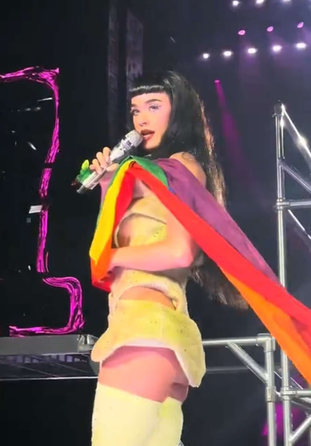 ela jogando a bandeira bi longe kkkk  #katyperry #thelifetimestourkatyperry #lifetimestour #ikissedagirl