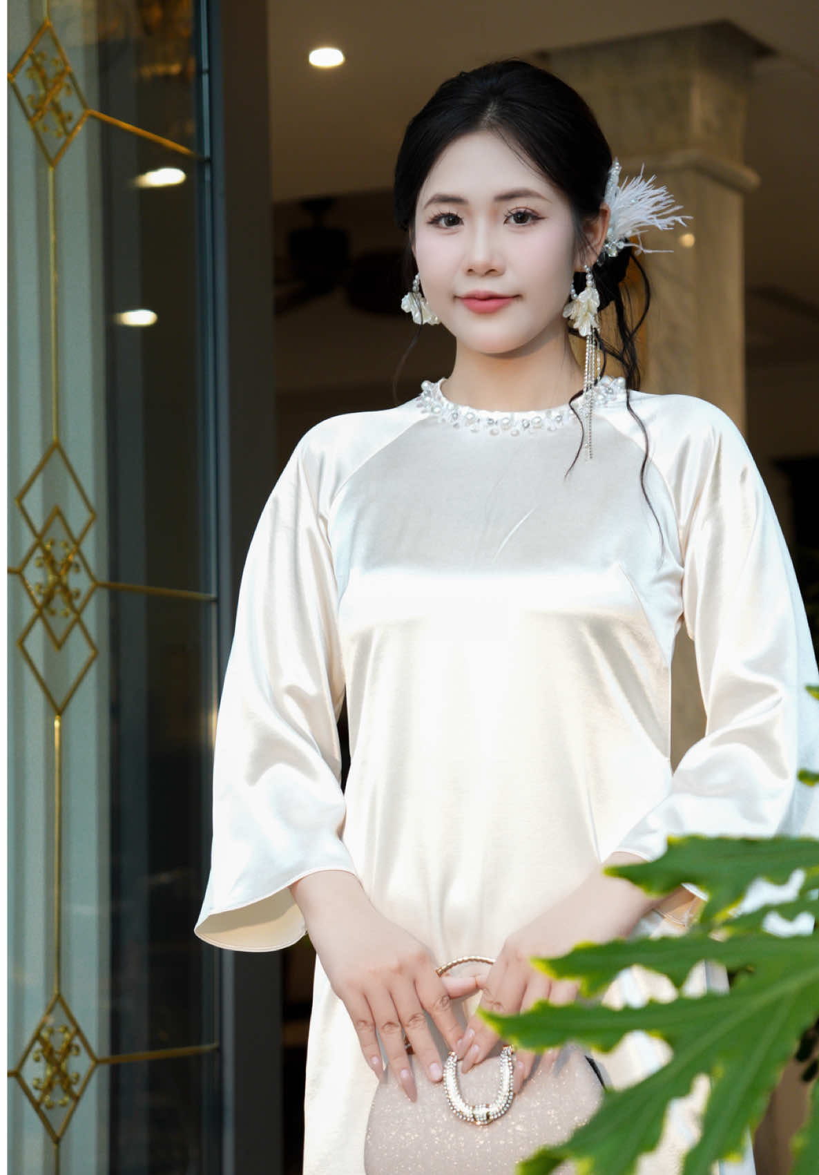 “Áo Dài Ánh Dương ra mắt thiết kế mới – Minh Nguyệt 🌙 Chất liệu lụa tráng gương cao cấp, dày dặn mà mềm mịn, mặc vào mát lành. Form cách tân dáng xuông, tôn nét duyên dáng, sang trọng trong mọi dịp   #AoDai #AoDaiMinhNguyet #AoDaiAnhDuong #AoDaiCachTan #aodaidep 