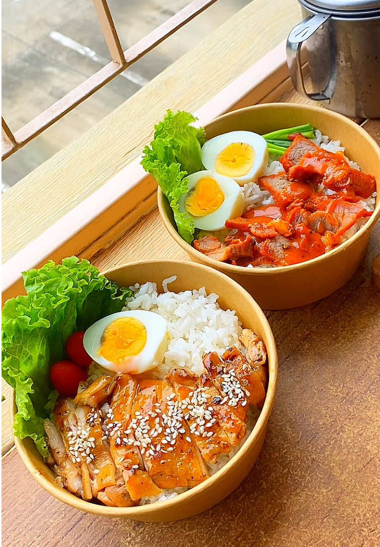 ยินดีต้อนรับเข้าสู่ร้านเรานะคะ  #ข้าวไก่ย่างพริกไทยดํา  #ข้าวหมูแดง  พิกัด:เอื้ออาทรป่าตัน (ในโครงการจัดส่งทุกตึก) เวลา:12:00-03:00น. #บะหมี่ในหอ 