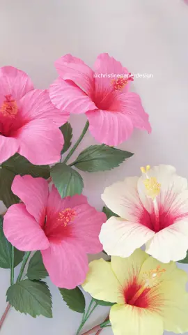 I've made paper hibiscus for the first time and it brought me so much joy! I've used some heavy weight paper, only a few techiques and very little coloring... working like this reminded me how beautiful this craft is! This flower makes me think of my days spent in the south of Spain, one of my favorite places to visit, where you can see hibiscus and other exotic flowers, everywhere! Together with @hinkler_global we are working on something new and this hibiscus will be part of the story! #paperflowers #paperart #paperbotanicals #madefrompaper #crepepaperflowers      