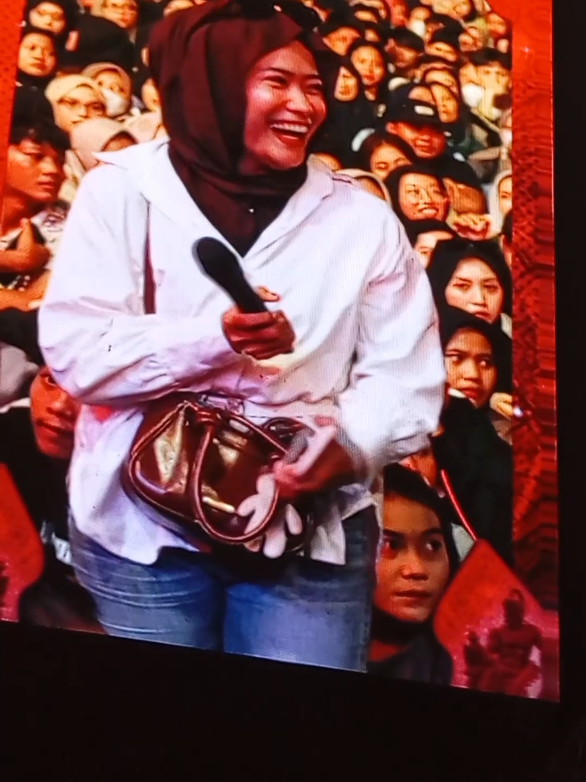 konser gema merah putih kajen pekalongan mbk sifa dapat hadiah 1,5 #gemamerahputih #gusmiftah #fyppppppppppppppppppppppp #masukbrandafyp #pekalongan 