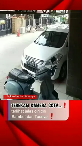 terlihat seorang pria mencuri perhatian Netizen, pria itu sedang mondar mandir di depan rumah salah seorang warga, padahal kondisi saat itu sedang ramai si pria mendekati sebuah motor vespa yang terparkir di depan sebuah mobil warna putih. dengan rasa percaya diri dia mendekati motor pesva tersebut. dan kejadian ini ternyata sudah dipantau oleh si pemilik motor pesva tersebut.. bissa aja nih Abangku..🤭😁👍 #terekamcctv #motorpespa #beritatidakpenting #cowokdandan #spion 