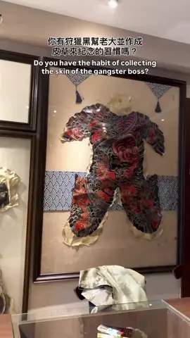 Sự thật về lột da lưu giữ hình xăm ... Lột da nghe có vẻ đáng sợ, nhưng ở Nhật Bản. Thủ tục này lại như một đặc ân, một nghi lễ thể hiện sự kính trọng Các ông trùm Mafia của nhật sau khi ch.t sẽ được lột bộ da của mình, những hình xăm trên đó sẽ được thuộc và bảo quản vĩnh viễn bằng các loại hóa chất đặc biệt, để nó có thể lưu truyền hết thế hệ này sang thế hệ khác thờ phụng. Theo quan niệm của các băng đảng Yakuza của Nhật, những người nghệ nhân xăm hình đóng vai trò quan trọng trong việc hình thành nên văn hóa của một băng đảng. Ngay khi thực hiện hình xăm, sẽ có những thỏa thuận ngầm hiểu rằng bộ da đó thuộc về người nghệ nhân xăm hình, Sau khi người sở hữu hình xăm đó chết đi. Người nghệ nhân xăm hình kia có thể sở hữu bộ da đó. Nên nếu khi còn sống người sở hữu hình xăm là một thành viên hay ông trùm, nếu anh ta cực kỳ quý trọng người xăm cho mình. Thì người nghệ nhân kia có thể lột da anh ta khi chết nhằm mục đích trưng bày tác phẩm thực tế cho những người quan tâm chiêm ngưỡng. Được sở hữu những hình xăm do chính mình tạo ra nằm trên những miếng da thật đối với những người nghệ sĩ xăm hình là một điều kỳ diệu. Vậy mà ở Nhật lại có những người nghệ nhân sở hữu đến ba bốn bộ da. Quả là đáng nể. Thị trường chợ đen buôn bán da hình xăm của các thành viên Yakuza đã ch.t là một phân khúc ngách và bí mật trong văn hóa xăm hình và yakuza rộng lớn hơn của Nhật Bản. Mặc dù khó có thể ước tính chính xác quy mô của thị trường chợ đen này, nhưng người ta biết rằng hoạt động lưu giữ và buôn bán da hình xăm đã thu hút sự chú ý do ý nghĩa văn hóa của hình xăm Yakuza, thường mang ý nghĩa sâu sắc và được coi là nghệ thuật. -Nguồn sưu tầm-