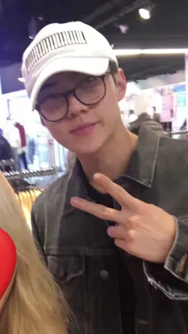 OP membagikan dua foto Sehun yang belum pernah dilihat sebelumnya dan sebuah kisah mengharukan tentang pertemuannya dengan Sehun di Uniqlo, New York, pada tahun 2017! 🥺🥹 Awalnya, dua gadis langsung mengenalinya, tetapi OP begitu gugup sehingga dia tidak berani mendekatinya. saat sehun sedang melihat-lihat baju, dia mundur selangkah dan tak sengaja menabrak seorang ibu dan anaknya. dia berkata “maaf” dan mereka semua tersenyum dan saling menyapa. setelah itu, op akhirnya memberanikan diri untuk bertanya (dalam bahasa inggris) apakah mereka bisa berfoto bersama. pengawalnya bilang tidak, tapi sehun sendiri yang maju dan berkata iya~ ㅠㅠ © Antikiko #sehun #ohsehun #sehunexo #exo #exol 