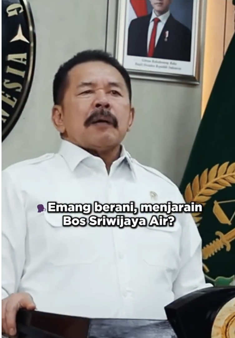 Bos Sriwijaya Air Hendry Lie tetap divonis 14 tahun penjara dalam kasus korupsi tata niaga timah yang merugikan negara Rp 300 triliun. Putusan ini menguatkan vonis sebelumnya di Pengadilan Tipikor Jakarta Pusat. Selain penjara, Hendry juga dihukum membayar denda sebesar Rp 1 miliar dan membayar uang pengganti sebesar Rp 1,05 triliun. Di kasus timah, Hendry Lie berperan sebagai Beneficiary Owner PT Tinindo Inter Nusa (TIN). Hendry bersama para terdakwa lain mengatur strategi untuk mengakomodasi kegiatan penambangan bijih timah ilehal. Dengan perbuatannya itu, Hendry menerima keuntungan sebesar Rp 1,05 triliun, jumlah yang sama seperti hukuman uang pengganti yang dijatuhkan. ‎#UnlockIndonesia  ‎#ZitaAnjani ‎#UKPPariwisata ‎#SpecialEnvoyTourism ‎#BabakBaruPariwisataIndonesia ‎#zitaegi  ‎#wondefulindonesia  #zitaanjani #zitaanjani #fy #fyppp ‎#GaspolJaksa #Kejagung #Kejaksaan #HendryLie #Timah