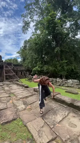 Temple run in real life 🐒🛕 #cambodia #cambodiatiktok #ankorwat #templerun #seasia 