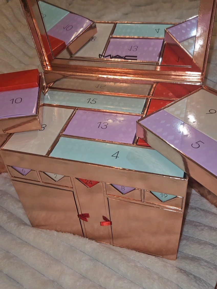 ✨ Le calendrier de l’Avent MAC Cosmetics 2025 est enfin là ! 🎁💄  Découvrez un aperçu du coffret et de son design luxueux… sans spoiler toutes les surprises ! 👀✨ 🎄 Qui craque pour cette édition de rêve ? 😍⏳ Unboxing complet très bientôt… restez connectés ! #MACCosmetics@maccosmetics  #CalendrierDeLAvent #Unboxing #BeautyAddict #pourtoi 