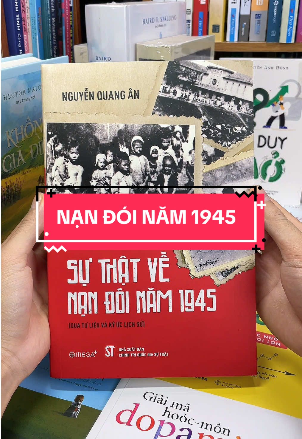 Sự Thật Về Nạn Đói Năm 1945 – Khi Lịch Sử Lên Tiếng Từ Nỗi Đau Dân Tộc. Hơn tám mươi năm đã trôi qua, nhưng ký ức về nạn đói năm 1945 – thảm họa cướp đi sinh mạng của hơn hai triệu đồng bào – vẫn còn hằn sâu trong tâm khảm dân tộc. Cuốn sách Sự thật về nạn đói năm 1945 của nhà sử học Nguyễn Quang Ân là một công trình sử học nghiêm cẩn, tái hiện một cách chân thực và ám ảnh thảm họa lịch sử này. Được xây dựng từ hơn 30 năm khảo cứu, tác phẩm không chỉ dựa vào sử liệu quý giá, mà còn kết hợp điều tra thực địa tại nhiều vùng đất từng chịu tang thương. Bằng những lời kể từ nhân chứng lịch sử, những trang sách mở ra không khí ngột ngạt, u ám của năm Ất Dậu, khi cái đói lan tràn từ nông thôn đến thành thị. Điều đặc biệt ở tác phẩm này, đó không chỉ là việc ghi chép lại một bi kịch, mà còn là lời nhắc nhở nhân văn: lịch sử không để oán trách, mà để hiểu nguyên nhân, rút ra bài học và gánh lấy trách nhiệm cho hiện tại và tương lai. Bởi chính trong cơn đói tàn khốc ấy, tình người vẫn sáng lên, lòng yêu nước được hun đúc, góp phần tạo nên thành công của Cách mạng Tháng Tám 1945. Với văn phong súc tích, dẫn liệu thuyết phục và hình ảnh minh họa sống động, Sự thật về nạn đói năm 1945 không chỉ là tài liệu quý cho các nhà nghiên cứu, mà còn là cuốn sách mỗi người Việt nên đọc để hiểu sâu hơn về những mất mát, bài học, và sức mạnh kiên cường của dân tộc. Một cuốn sách chạm đến ký ức, khơi dậy lòng biết ơn, và nhắc nhở chúng ta sống có trách nhiệm với lịch sử.#tiemsachbinhyen #BookTok #sach #sachhay #suthatvenandoinam1945 