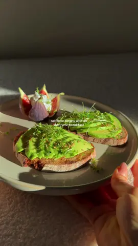 Ein ausgewogenes, ästhetisches Frühstück zeigt mir, dass ich mir selbst wichtig bin. Es ist meine Art, Selbstliebe in den Alltag zu integrieren und voller Energie in den Tag zu starten. 🩷 #SelfCare #selfloveclub #avocadotoast #aesthetic 