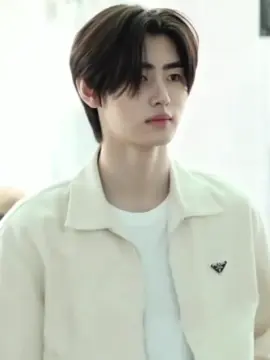 3 tahun sudah Y/n dan Sunghoon pacaran sejak kelas 3 SMA. Sekarang mereka sama-sama kuliah, masih bersama, meski dengan ritme cinta yang timpang. Y/n yang bucin dan selalu excited disetiap moment. Berbeda dengan Sunghoon yang datar, dingin, dan hampir tak pernah mengingat tanggal-tanggal penting, termasuk ulang tahun Y/n. Tapi Y/n tak pernah mempermasalahkannya. “Yang penting dia setia. Itu udah cukup,” begitu pikirnya. Sampai suatu hari, Jay, teman sekelasnya bilang Sunghoon izin sakit. Aneh. Sunghoon sama sekali tak memberi kabar. Y/n mencoba telepon dan chat berkali-kali, tapi tak ada respon. Rasa cemas menyeruak, y/n bahkan sampai bolos kelas terakhir untuk membeli buah, obat, dan makanan kesukaan Sunghoon, lalu pergi ke kostnya. Namun, begitu tiba di depan kamar, Y/n tertegun. Ada sepasang sandal perempuan terletak manis di depan pintu. Jantungnya berdegup tak karuan, kepalanya menolak berpikir buruk. Dengan tangan gemetar, Y/n mengetuk pintu. Dan yang membukanya… seorang gadis cantik. Y/n membeku. Darahnya serasa naik ke ubun-ubun. Bibirnya sudah siap melontarkan kata kasar sebelum akhirnya Sunghoon keluar, wajahnya pucat. “Siapa dia? Kenapa ada cewek di kamar kost kamu?” suara Y/n pecah menahan amarah. Sunghoon menjawab dengan santai. “Dia cuma tetangga kost…” “Aku Senja,” potong gadis itu sopan, “aku cuma bantuin ngerawat kak Sunghoon. Tadi dia hampir jatuh di lorong, jadi aku…” Belum sempat ia menyelesaikan kalimatnya, Y/n menarik tangannya kasar. “Yaudah, buruan pergi. Gue ceweknya.” Lalu ia menarik Senja keluar kamar cukup kasar lalu masuk ke dalam, menutup pintu dengan keras. Sunghoon langsung menatap Y/n tak terima. “Kenapa sih kasar banget? Aku bahkan belum bilang makasih ke dia.” Y/n mendengus tak percaya, lalu bertepuk tangan sambil tertawa pahit. “What??? Makasih?? Kamu mau bilang makasih sama dia? Sementara ke aku, pacar kamu sendiri, kamu pernah sekali aja bilang makasih? Hoon?” suaranya meninggi. Kata-katanya mengalir deras, tak terbendung lagi. “Kamu inget gak pas kita mau ujian akhir SMA? Kamu anemia berat, orang tua kamu di luar kota. Aku yang ngurusin kamu dari A sampai Z. Ada kamu bilang makasih? Tiap aku ngasih kado, tiap aku masakin kamu, tiap aku bela-belain dateng biar kamu gak sendirian, pernah kamu keliatan sedikit aja excited? Enggak! Semuanya datar, biasa aja, seolah semua yang aku lakuin tuh gak ada artinya. Tapi sekarang? Kamu mau bilang makasih ke cewek yang bahkan baru kamu kenal?? Kamu waras gak sih, Hoon?” Sunghoon hanya terdiam. Ia memijat keningnya lelah. “Udah ngocehnya? Kalo udah, kamu pulang aja. Aku mau istirahat.” Y/n menatapnya tak percaya, matanya membesar, bibirnya gemetar. “Hah??” suaranya pecah, seakan otaknya menolak mencerna kata-kata barusan. Sunghoon sudah naik ke tempat tidurnya, membaringkan tubuhnya. “Jangan nyepam lagi. Jujur aku risih kalo kamu spam call atau chat terus. Hubungan itu gak harus 24 jam bareng atau tau pasangan lagi ngapain. Sekali-kali butuh tarik ulur, biar gak ada yang bosen.” Y/n menatapnya getir. “Menurutmu itu namanya cinta?” Sunghoon membuka mulut, “Maksud ak….” “Gak usah pacaran aja lah kalo gitu caranya, ribet harus tarik ulur segala” potong Y/n dingin. Ia melempar kantung berisi buah, makanan, dan obat ke meja, lalu melangkah ke pintu. Ditariknya gagang pintu sekuat tenaga, menutupnya dengan suara “brak” keras. Sunghoon terpejam untuk pertama kalinya ia melihat y/n semarah ini sejak mereka berpacaran , sementara Y/n melangkah pergi, dadanya sesak. Sekarang ia merasa mungkin… setia saja tidak cukup. LANJUT DI KOMEN