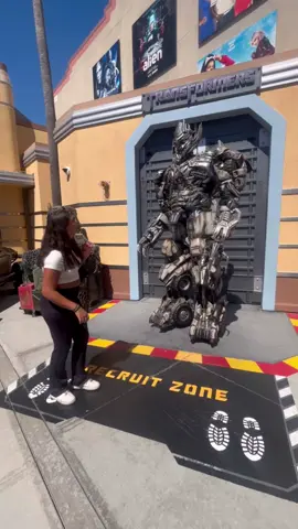 #universalstudioshollywood #megatron #funny #foryou #foryourpage @Universal Studios Hollywood  Megatron catch me lol😂😂