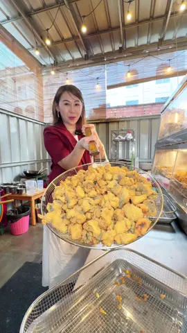 Nasi uduk dengan menu paling kreatif , ada lele fillet , lele bumbu hitam , kulit chili oil , dll #kulinerviral #sibungbung #mukbang #udukbahagia 