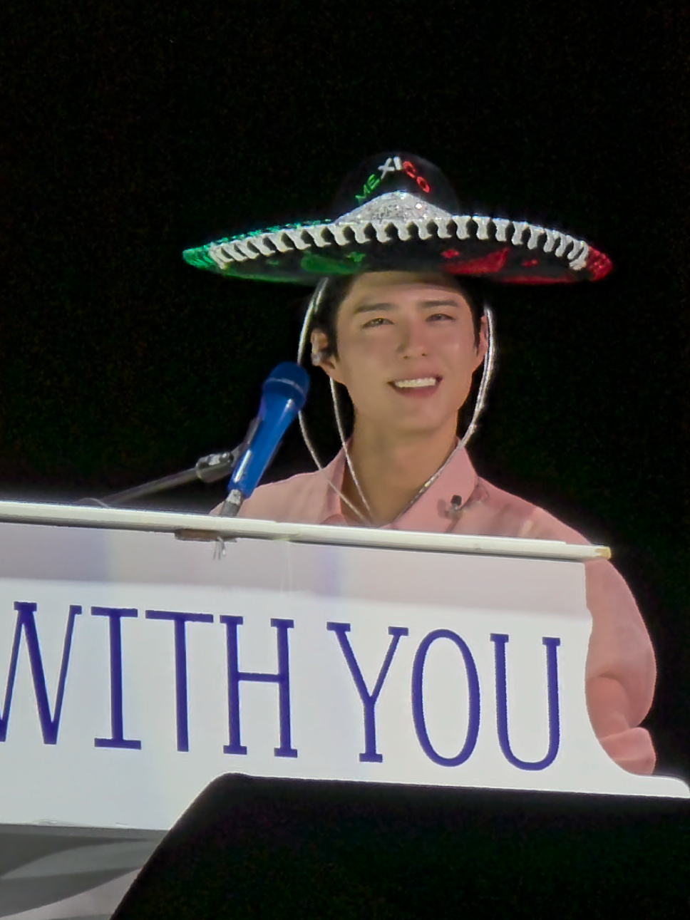 Cantando Cielito Lindo a #ParkBoGum en su fan meeting #BeWithYou  #ParkBoGumInMexico #박보검 