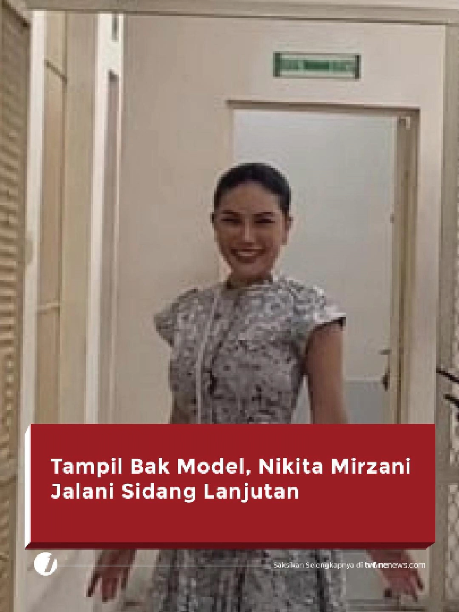 Aktris Nikita Mirzani kembali menjalani sidang lanjutan di Pengadilan Negeri Jakarta Selatan, Kamis, 18 September 2025.  Sidang tersebut terkait dengan kasus dugaan pemerasan dan Tindak Pidana Pencucian Uang (TPPU) yang menjeratnya. Nikita Mirzani, yang merupakan terdakwa dalam kasus ini, tiba di lokasi dengan penampilan yang sontak mencuri atensi.  Alih-alih tegang, perempuan 39 tahun justru menebar senyum ceria kepada awak media dan beberapa sahabat yang telah menantinya. Dari foto-foto yang didapatkan, ia tampak melenggang santai di ruang tunggu tahanan pengadilan seolah tanpa beban. Ibu tiga anak itu tampil paripurna dalam balutan gaun bermotif dengan potongan klasik. Simak video selengkapnya hanya di https://sorts.one/xTd #HardNews_Hukum #FlashOne #CariBeritaditvOne #NikitaMirzani #SidangLanjutan #PNJakartaSelatan #FO02