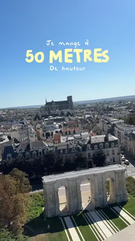 J’AI MANGÉ À 50 MÈTRES DE HAUTEUR ! ⭐️🍽️ Les gars je pensais jamais dire ça ! C’était absolument FOU 🥺 Dans le cadre du Les Relais du Goût, j’ai vécu une expérience unique aka : Dinner in the Sky 🌞 J’ai pu manger un menu d’exception imaginé par Philippe Mille et Frédéric Simonin. Spoiler alert : c’était juste divin 🍓 Je suis infiniment reconnaissante de pouvoir vivre des moments pareils grâce à vous. J’espère que cette vidéo vous donnera l’impression d’avoir, vous aussi, pris un peu de hauteur avec moi 🧚🏻‍♀️ Merci d’être là, j’vous aime 🩷 Invitation  #dinnerinthesky 