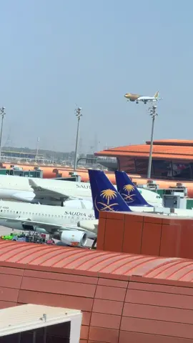 Gulf Air Landing at Jeddah airport Saudi Arabia #foryoupage #foryou #trending #jeddahairport #gulfair 