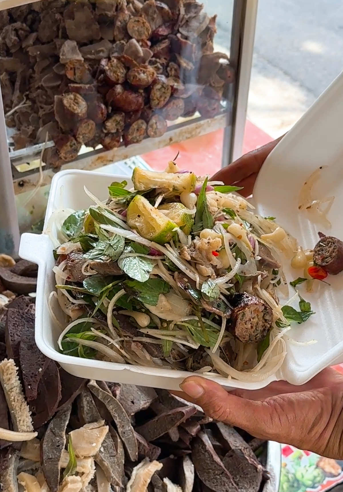 Dĩa gỏi lòng bò bóp củ kiệu chua chua giòn giòn, thêm vị đậm đà ăn một gắp là ghiền ngay 🤤. Ngồi lai rai vài câu chuyện vui, hay bàn mấy việc công việc cho có động lực chạy deadline cũng hợp lý lắm luôn. Liên hệ mấy cốt ghé oder một phần về nhà, rủ cốt thân iu ngồi nhâm nhi vừa ăn vừa tám thì chỉ có hết sẩy 🫶. #chaobo99 #LearnOnTikTok #riviewanngon #ancungtiktok #xuhuongtiktok 