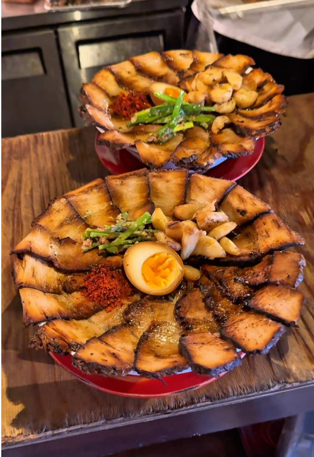 美人看板娘が作るスタミナ回復間違いなし焼豚てんこ盛りラーメン ・店名 焼豚ラーメン三條 ・住所 岐阜県羽島郡笠松町北及６５８ メゾンＧ5 1F ・営業時間 【月〜日】 11:00〜23:00 ・定休日 無休 ・メニュー 焼豚ラーメン　900円 肉盛り(お肉2倍)   350円 にんにく　150円 味玉　150円 ・予約 予約不可 ・席 カウンター席、お座敷 ・駐車場 あります。 ・電話番号 058-372-6971 #岐阜グルメ #japanesefood #tiktokfood 