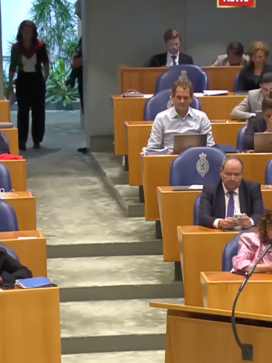Dutch MP sent out of parliament for wearing colours of Palestine flag #ARYNews