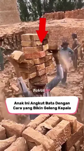 Anak Ini Angkut Bata Dengan Cara Bikin Geleng Kepala 🧱💪 #Viral #Trending #Heboh #FaktaNyaToko #fyp 